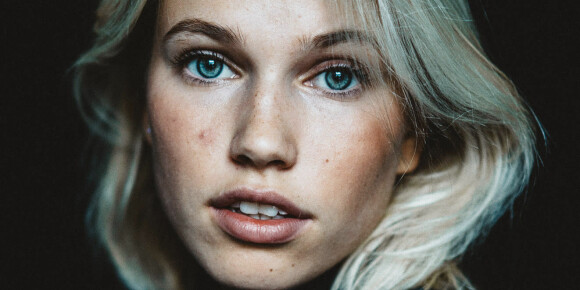 Nå danker norske Thea (22) ut Bradley Cooper og Lady Gaga